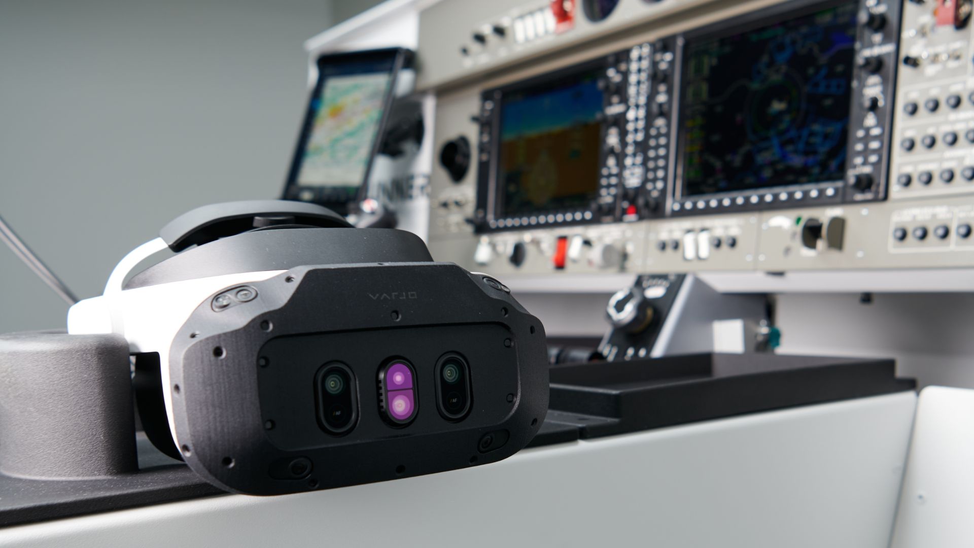 Novasim MR DA42 flight simulator - the Varjo XR4 HMD and the Cockpit
